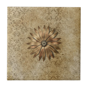 Goldene Metallblume auf Beige Fliese