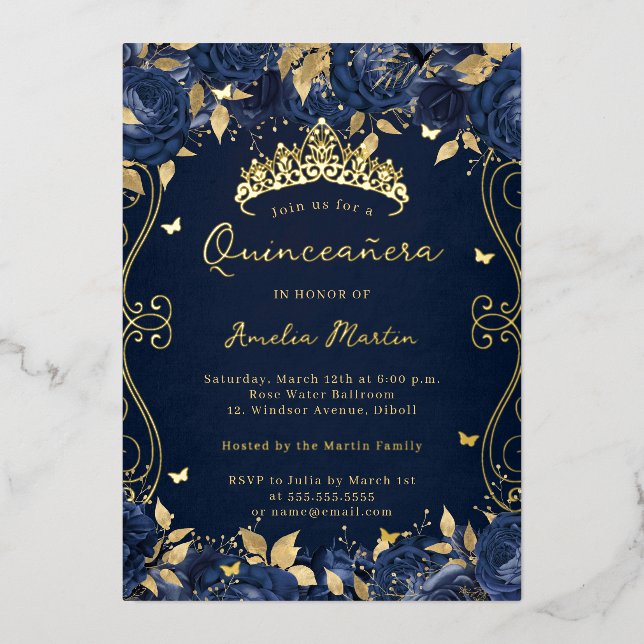 Goldene Navy Swirl Scroll Floral Quinceanera Folieneinladung (Vorderseite)