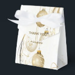 Goldene Ornamente Weihnachten Geschenkschachtel<br><div class="desc">Goldene Ornament Weihnachtsfeier Elegante Gefallen Schachtel. Einzigartiges,  schönes,  stilvolles Design. Leicht personalisiert zu sein. Schriftart Stil,  Größe und Farben können geändert werden. Matching-Elemente verfügbar.</div>