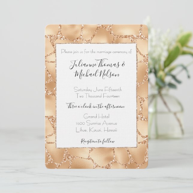 Goldene Peach Glitzy Giraffe Print Wedding Einladung (Stehend Vorderseite)