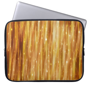 Goldene Polstermöbel, blaue Vorhänge mit Stützen u Laptopschutzhülle