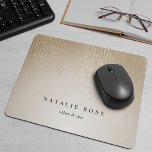 Goldene Regenzeichenbeleuchtung Personalisiert Mousepad<br><div class="desc">Chic personalisiertes Mousepad zeigt Ihren Namen,  Ihren Firmennamen oder die Wahl eines benutzerdefinierten Textes in klassischer schwarzer Schrift auf goldfarbenem Hintergrund,  der mit langen Streifen von Imitaten mit goldenen Folienzeichenbeleuchtung verziert ist.</div>