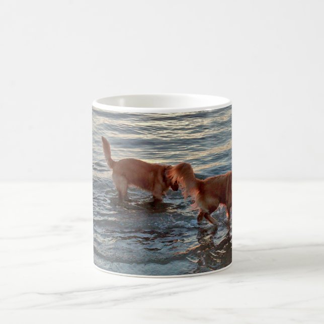 Goldene Retriever im Sonnenuntergang-Meer Tasse (Mittel)