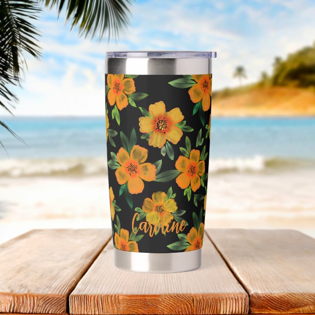 Goldene Ringelblumenblüte mit schwarzem Hintergrun Thermobecher (Strand)