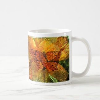 Goldene Schmetterlings- und Liliencollage Kaffeetasse