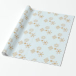 Goldene Schneeflocke auf Frosty Blue Christmas Pat Geschenkpapier<br><div class="desc">Papier mit einem festlichen Feiertag wiederholend Muster von schicken Goldschneeflocken gezeichnet mit eleganten Kristallformen. Ein frostiger hellblauer Hintergrund.</div>