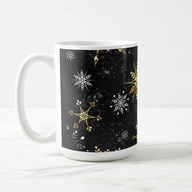 Goldene Schneeflocken auf schwarzem Hintergrund Kaffeetasse (Links)