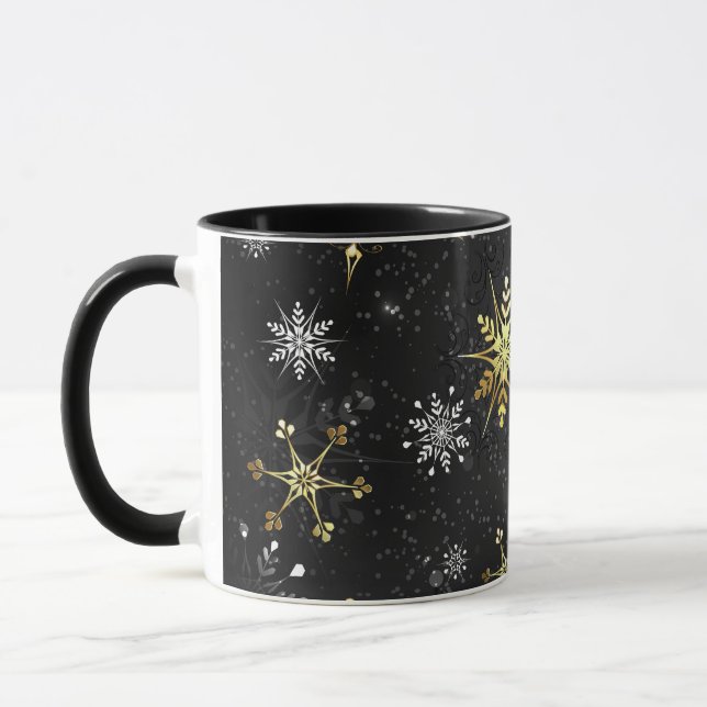 Goldene Schneeflocken auf schwarzem Hintergrund Tasse (Links)