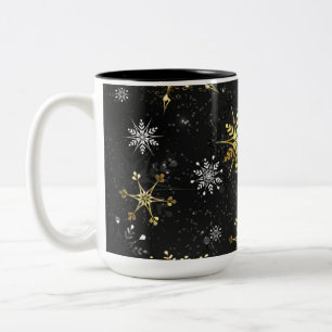 Goldene Schneeflocken auf schwarzem Hintergrund Zweifarbige Tasse