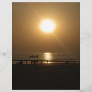 Goldene Sommer-Sonnenuntergangsreflexion am Strand