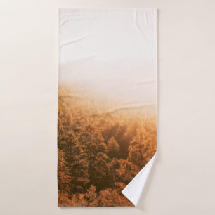 GOLDENE SONNE ÜBER EINEM WALD BADEHANDTUCH