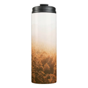GOLDENE SONNE ÜBER EINEM WALD THERMOSBECHER