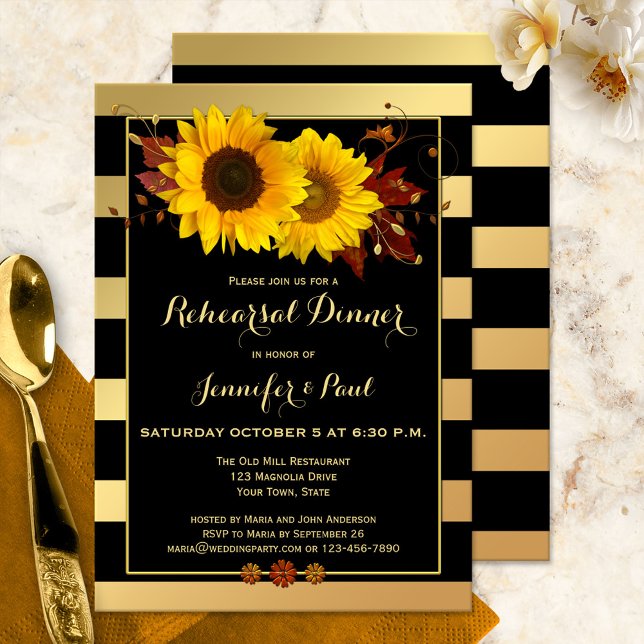 Goldene Sonnenblume Probe Abendessen Einladung (Rehearsal Dinner invitation featuring sunflowers, floral swirls and autumn leaves on black and gold)