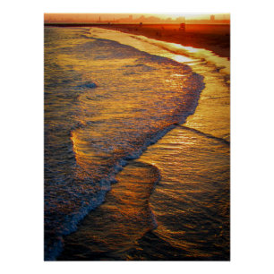 Goldene Sonnenuntergangs-Wellen am Strand Küstenfo Poster