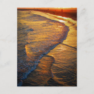 Goldene Sonnenuntergangswellen am Strand Küstenfot Postkarte