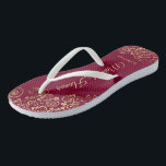 Goldene Spitze auf Burgund Maroon Trauzeugin Hochz Flip Flops<br><div class="desc">Diese wunderschönen Hochzeitskippen sind eine großartige Möglichkeit, Ihre Trauzeugin zu danken und zu erkennen, während sie gleichzeitig ihre Füße rette. Das elegante Design mit goldfarbenen Spitzen-Frills auf Bordeaux-, Mönch- oder Weinrot und extravaganten goldfarbenen Schriftzeichen. Der Test liest Trauzeugin mit ihrem Namen unten. Ein guter Weg, ihr zu danken, dass sie...</div>