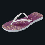 Goldene Spitze auf Cassis Lila Die Brauthochzeit Flip Flops<br><div class="desc">Tanzen Sie die Nacht mit diesen schönen Hochzeitsflip-Flops. Sie sind für die Braut konzipiert und zeichnen sich durch ein schlichtes und dennoch elegantes Design aus, das mit goldfarbenen Schriftzeichen auf einem lila, magentafarbenen oder berry-farbenen Hintergrund sowie extravaganten goldenen Spitzen- und Wirbel besticht. Eine schöne Art, extravagant und angemessen bleibe, während...</div>