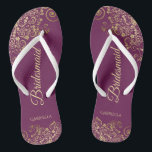Goldene Spitze auf Cassis Lila Hochzeit der Brautj Flip Flops<br><div class="desc">Diese eleganten Hochzeitskippen sind eine großartige Möglichkeit, um Ihren Brautmädchen zu danken und sie zu erkennen und ihnen nach einem langen Tag eine Erholung zu geben. Das schöne Design zeichnet sich durch ein elegantes Design mit goldenen Spitzen-Frills auf einem lila, magenta- oder berry-farbenen Hintergrund und extravaganten goldfarbenen Schriftzeichen aus. Der...</div>