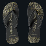 Goldene Spitze auf Schwarz Elegante Trauzeugin Hoc Flip Flops<br><div class="desc">Diese wunderschönen Hochzeitskippen sind eine großartige Möglichkeit, Ihre Trauzeugin zu danken und zu erkennen, während sie gleichzeitig ihre Füße rette. Das elegante Design mit goldenen Spitzen-Frills auf schwarzem Hintergrund und extravagant goldfarbenen Schriftzeichen. Der Test liest Trauzeugin mit ihrem Namen unten. Ein guter Weg, ihr zu danken, dass sie Teil Ihres...</div>