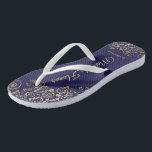 Goldene Spitzen auf Hochzeit der Navy Blue Trauzeu Flip Flops<br><div class="desc">Diese wunderschönen Hochzeitskippen sind eine großartige Möglichkeit, Ihre Trauzeugin zu danken und zu erkennen, während sie gleichzeitig ihre Füße rette. Das elegante Design mit goldfarbenen Spitzen-Frills auf marineblarem Hintergrund und extravagant goldfarbenen Schriftzeichen. Der Test liest Trauzeugin mit ihrem Namen unten. Ein guter Weg, ihr zu danken, dass sie Teil Ihres...</div>