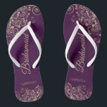 Goldene Spitzen auf Lila-schicke Hochzeit der Brau Flip Flops<br><div class="desc">Diese eleganten Hochzeitskippen sind eine großartige Möglichkeit, um Ihren Brautmädchen zu danken und sie zu erkennen und ihnen nach einem langen Tag eine Erholung zu geben. Das schöne Design zeichnet sich durch ein elegantes Design mit goldenen Spitzen-Frills auf lila Pflaumenhintergrund und extravagant goldfarbenen Schriftzeichen aus. Der Text liest Bridesmaid mit...</div>