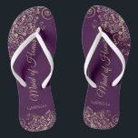 Goldene Spitzen auf Lila Trauzeugin Hochzeit Flip Flops<br><div class="desc">Diese wunderschönen Hochzeitskippen sind eine großartige Möglichkeit, Ihre Trauzeugin zu danken und zu erkennen, während sie gleichzeitig ihre Füße rette. Das elegante Design mit goldenen Spitzen-Frills auf einem lila Hintergrund mit Pflaumenmuster und extravagant goldfarbenen Schriftzeichen. Der Test liest Trauzeugin mit ihrem Namen unten. Ein guter Weg, ihr zu danken, dass...</div>