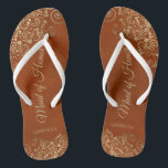 Goldene Spitzen auf Rust Orange Trauzeugin Hochzei Flip Flops<br><div class="desc">Diese wunderschönen Hochzeitskippen sind eine großartige Möglichkeit, Ihre Trauzeugin zu danken und zu erkennen, während sie gleichzeitig ihre Füße rette. Das elegante Design mit goldfarbenen Spitzen-Frills auf einem rostorangefarbenen oder gebrannten Hintergrund und extravagant goldfarbenen Schriftzeichen. Der Test liest Trauzeugin mit ihrem Namen unten. Ein guter Weg, ihr zu danken, dass...</div>