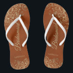 Goldene Spitzen & Rost Orange Hochzeitsfeier Flip Flops<br><div class="desc">Diese eleganten Hochzeitskippen sind eine großartige Möglichkeit, um Ihren Brautmädchen zu danken und sie zu erkennen und ihnen nach einem langen Tag eine Erholung zu geben. Das schöne Design zeichnet sich durch ein elegantes Design mit goldenen Spitzen-Frills auf einem rostorangen Hintergrund und extravagant goldfarbenen Schriftzeichen aus. Der Text liest Bridesmaid...</div>