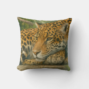 Goldene Stille - ruhender Leopard in Foliage Kissen