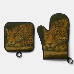 Goldene Stille - ruhender Leopard in Foliage Ofenhandschuh & Topflappen-Set