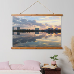 Goldene Stille — Urbane Reflexion Wandteppich Mit Holzrahmen