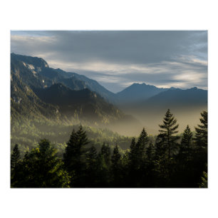 Goldene Stunde Neblige Gipfel Immergrüner Wald Kun Poster