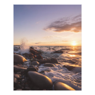 Goldene Stunde Sonnenuntergangswellen an der felsi Fotodruck