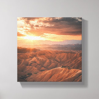 Goldene Stunde über dem rauschenden Gelände Leinwanddruck