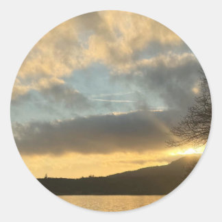 Goldene Stunde über dem See Runder Aufkleber