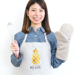 Goldene tropische Ananas mit weißem Namen Schürze<br><div class="desc">Ein modernes Imitat goldfarbene tropische Ananas. Weißer Hintergrund. Schwarz handgeschriebenes Stilskript und Vorlage für Ihren Namen oder Text.</div>