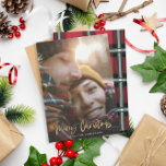 Goldene Weihnachtsschrift Rottartan-Foto Feiertagskarte<br><div class="desc">Stilvolles Drehbuch,  fröhliche Weihnachten mit der Koordination von Rot und Grün Karo Tartan Backer Design. Platz für ein Single Foto Design. Moderne Weihnachten.</div>