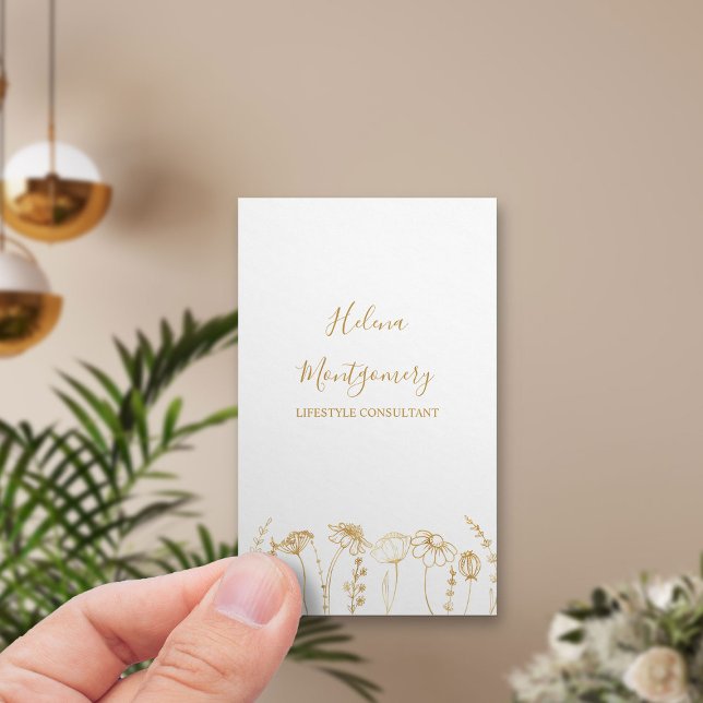 Goldene Wildblume Sketch Feminine Beruflich Visitenkarte (Simple elegance - vertical business card in white with gold wildflowers)