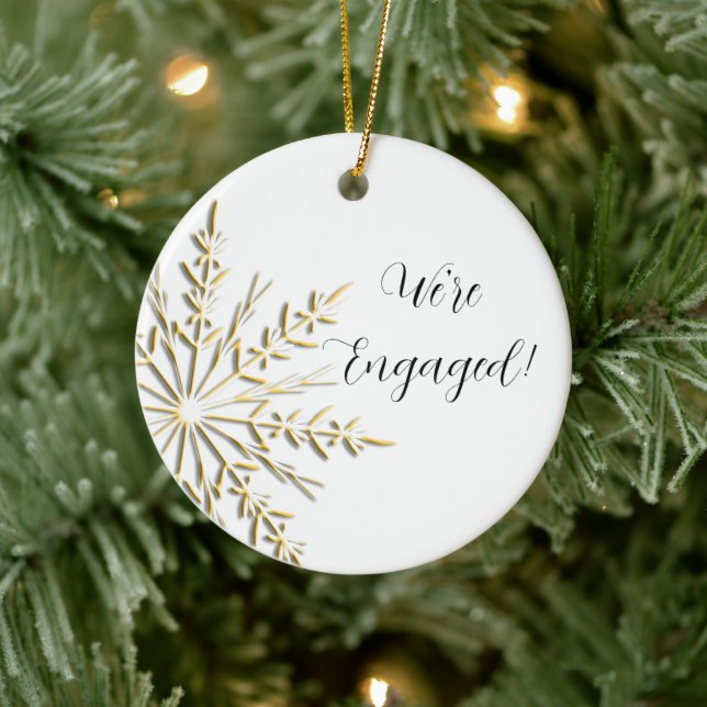 Goldene Winterschneeflocke auf der weißen Verlobun Keramik Ornament (Baum)