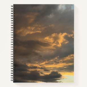 Goldener Abendhimmel mit dramatischen Wolken bei S Notizbuch