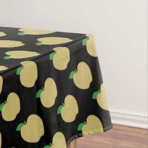 Goldener Apfel auf schwarz Tischdecke