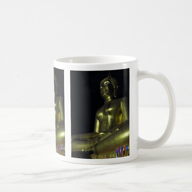 Goldener Buddha in der Nacht Tasse (Rechts)