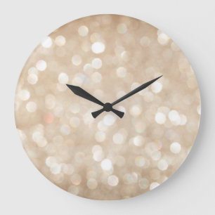 Goldener Glitzer, verschwommenes Weihnachtsgebäck. Große Wanduhr