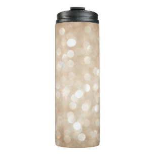 Goldener Glitzer, verschwommenes Weihnachtsgebäck. Thermosbecher
