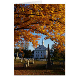 Goldener Herbstlaub-Blick auf Kirche vom Friedhof