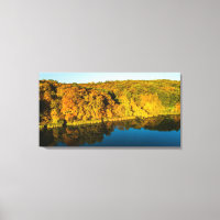 Goldener Herbstwald und Spiegelsee
