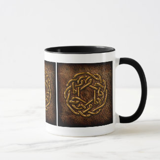 Goldener keltischer Knoten auf Leder Tasse
