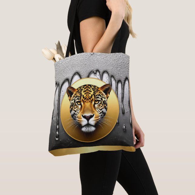 Goldener Leopard mit Wasserfalldetails 🐆 (Von Nahem)