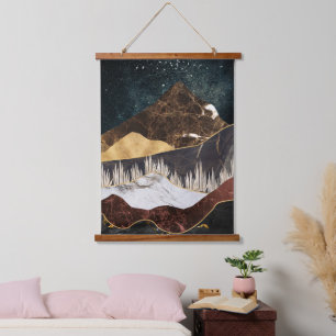 Goldener Marmorberg unter dem Sternenhimmel Wandteppich Mit Holzrahmen