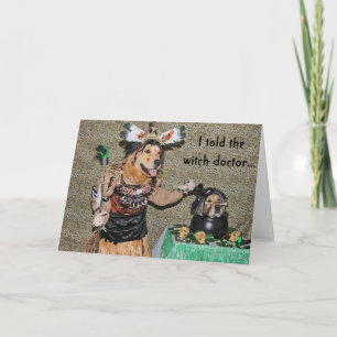 Goldener Medizinmann kocht Halloween geschrumpften Karte